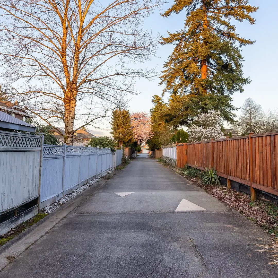 Fence restoration service